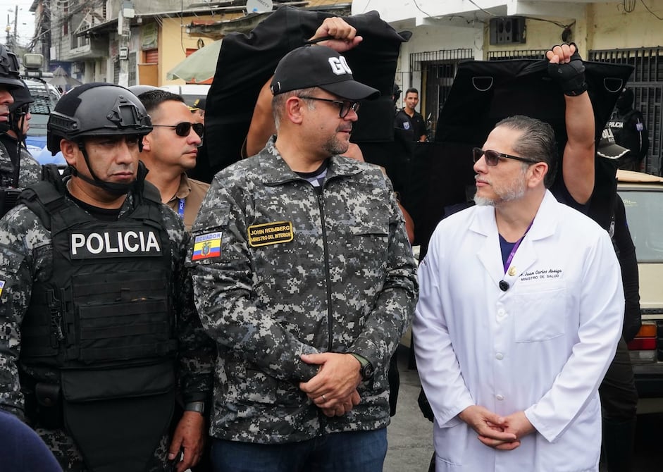 Un detenido y dos farmacias clausuradas en operativo ministerial en hospitales de Guayaquil