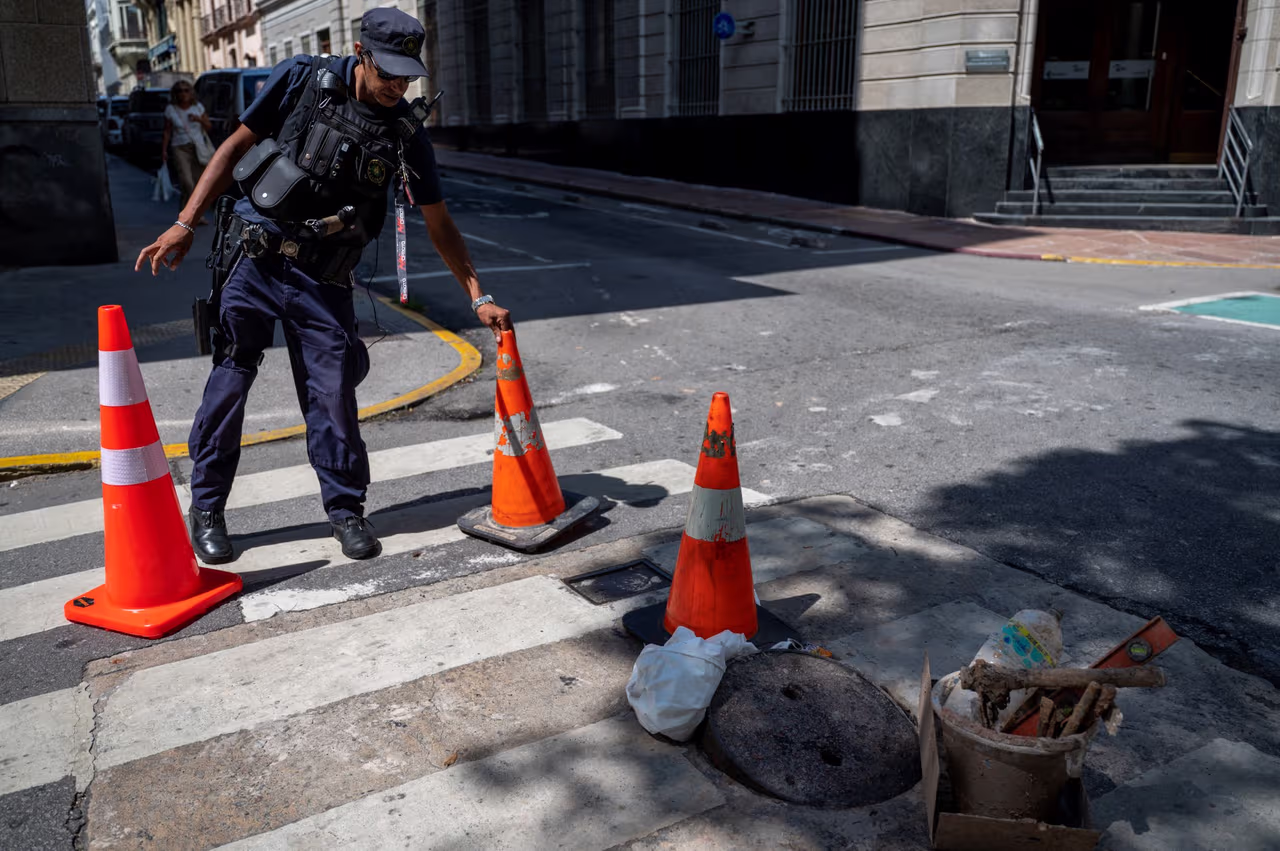 Túnel bajo Montevideo: policía frustra robo a banco y detiene a 11 personas