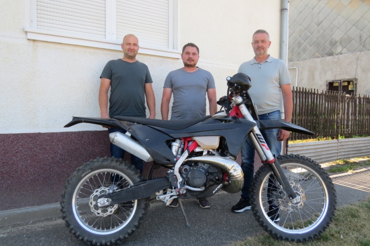Raktárból lopott motorkerékpárral fogták el a két férfit Vásárosnaménynél