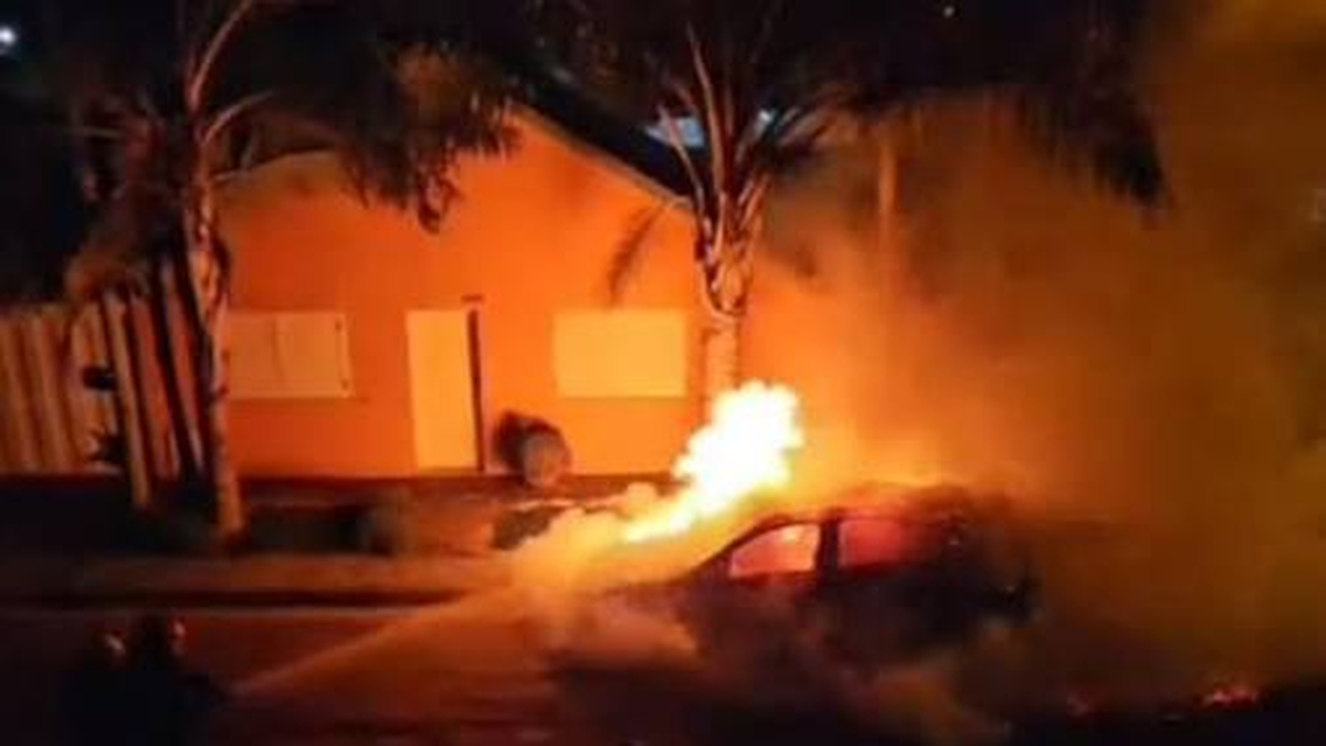 Hombre incendia auto de exsuegro en Rivadavia y es detenido tras invadir vivienda ajena
