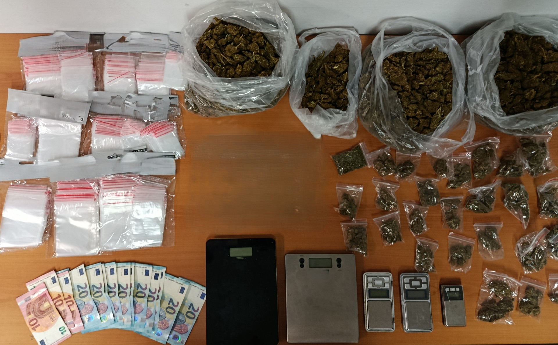 Συλλήψεις για ναρκωτικά σε Θεσσαλονίκη – κατασχέθηκαν 1,68 κιλά κάνναβης