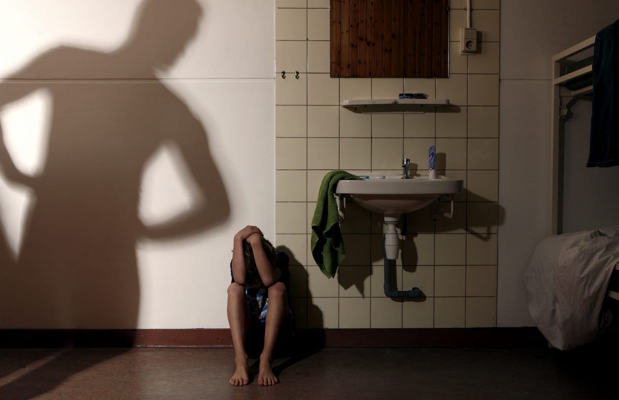 Fegyelmező módszerekre és bántalmazásra használták egy speciális gyermekotthon dolgozói
