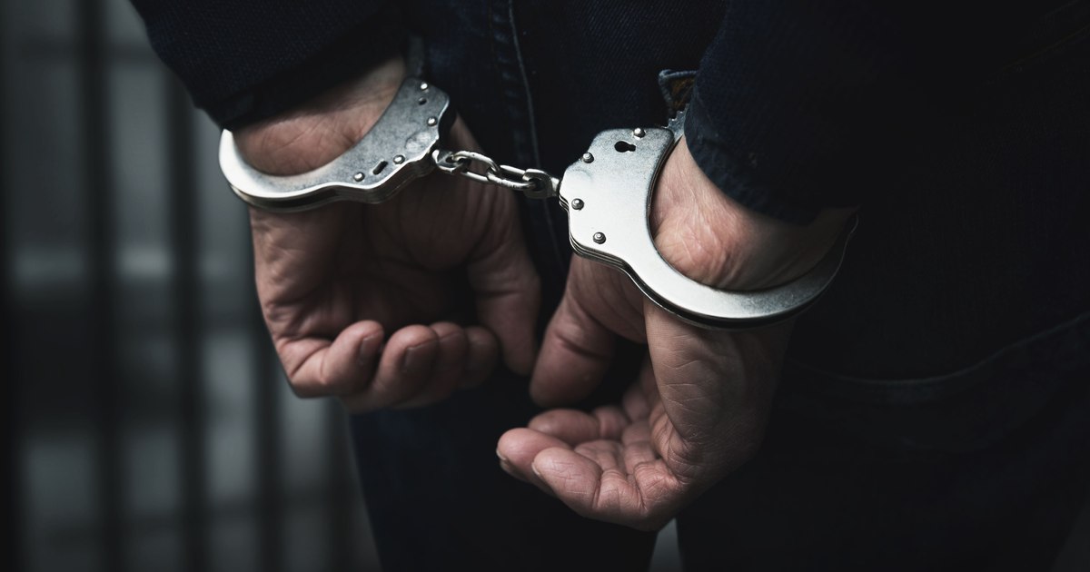 Doi bărbați din Cluj-Napoca, reținuți după ce au urmărit, bătut și furat mașina unui șofer