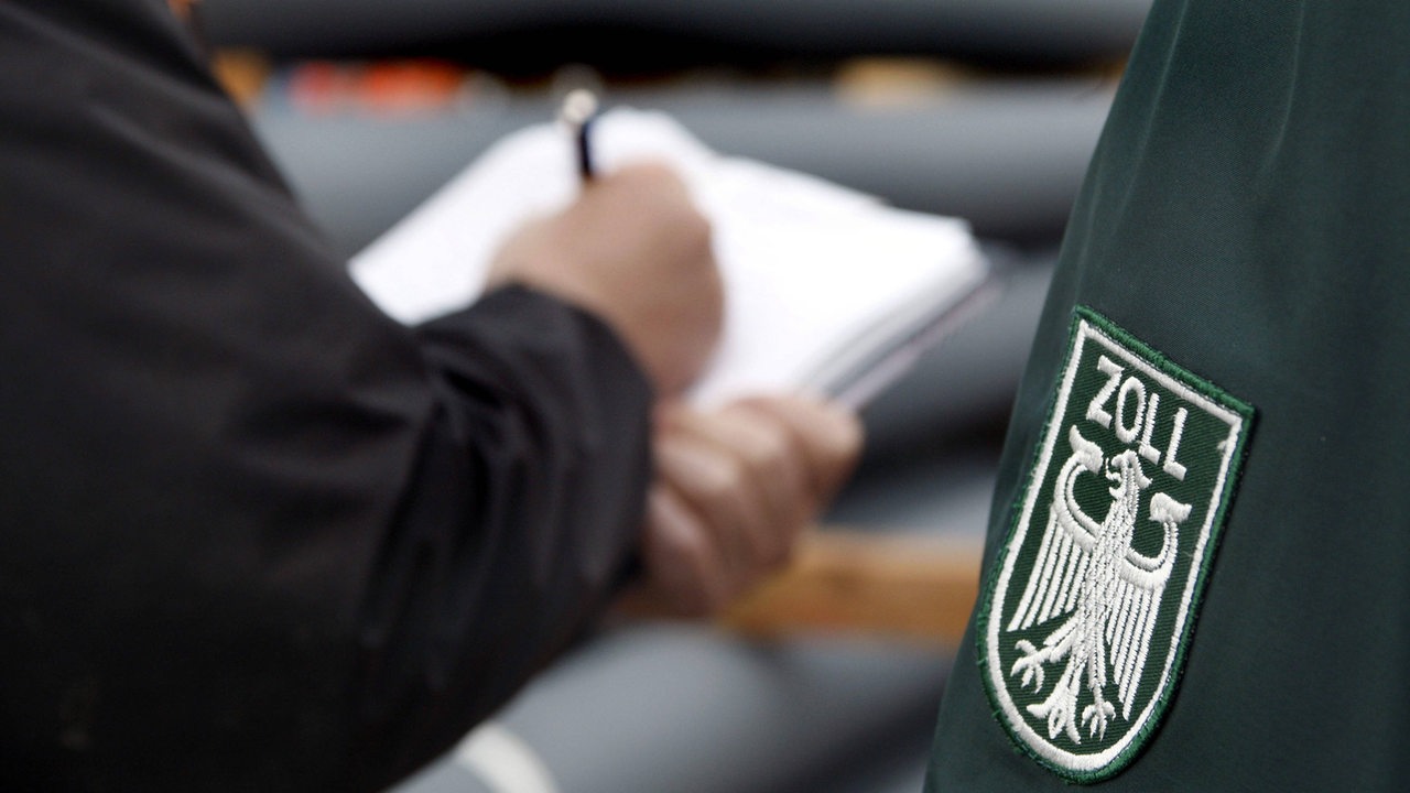 Großrazzia in Norddeutschland: Zoll stellt Drogen, Waffen und Bargeld sicher