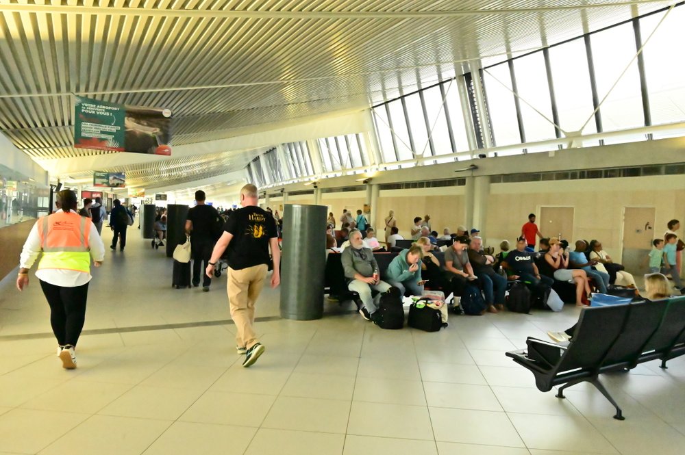 Saisie de cocaïne liquide à l'aéroport de Martinique : cinq arrestations