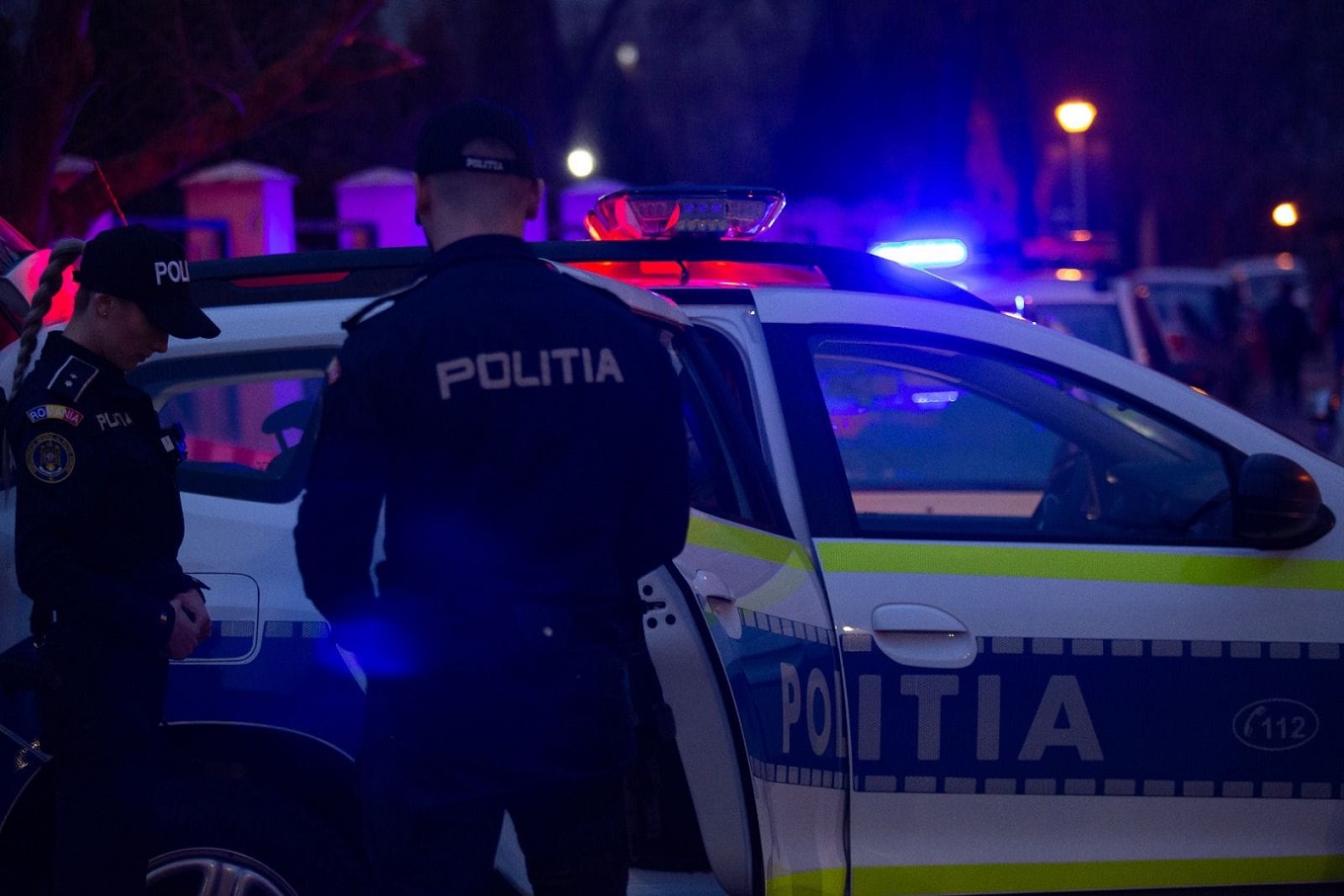 Minor de 17 ani fără permis, prins în București după ce a lovit o mașină de poliție cu motocicleta