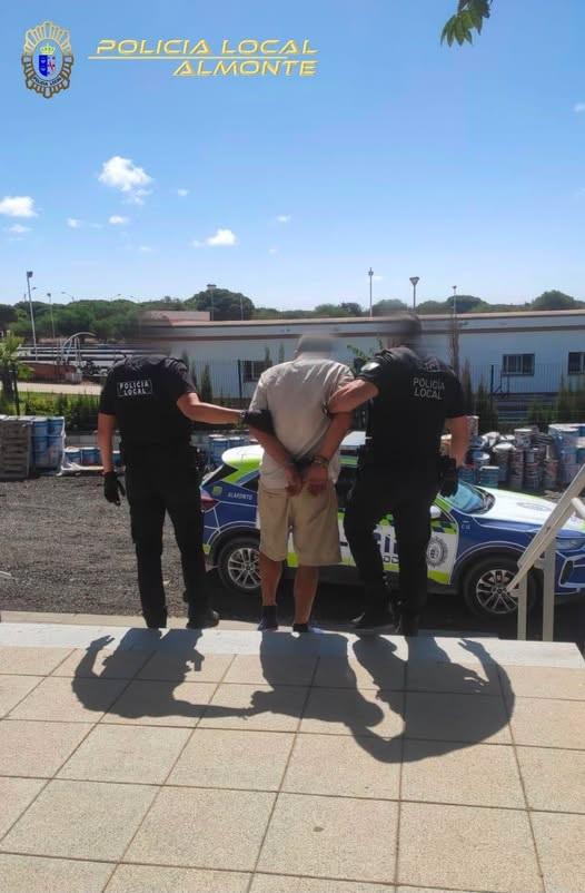 Hombre detenido por amenazar con arma blanca en local de Matalascañas