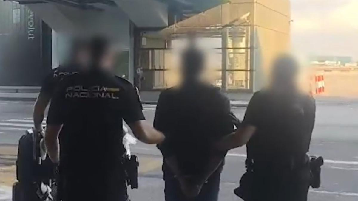 Detenido en el aeropuerto de Barcelona con 31 kilos de cocaína en dos maletas