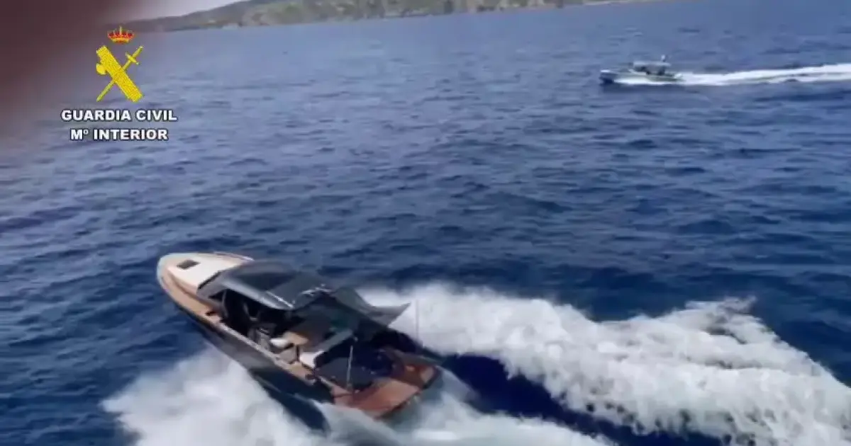 Robo lancha de lujo de un millón de euros en Puerto Sóller y embiste a la Guardia Civil en una persecución marítima