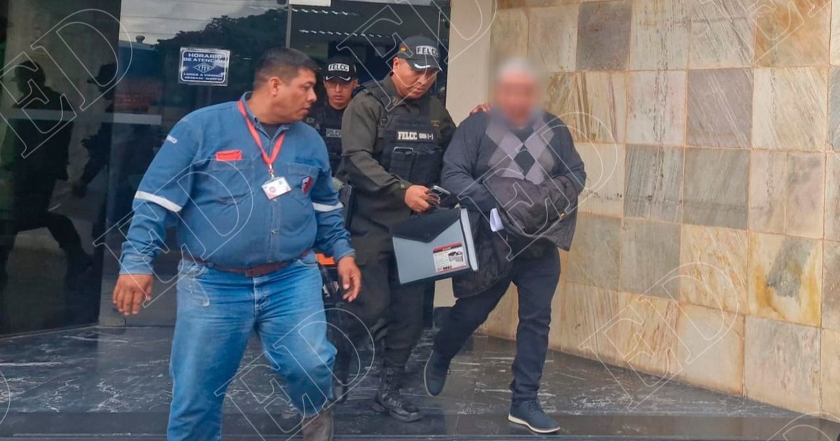 Detienen a dos altos ejecutivos de YPFB por caso de combustible adulterado