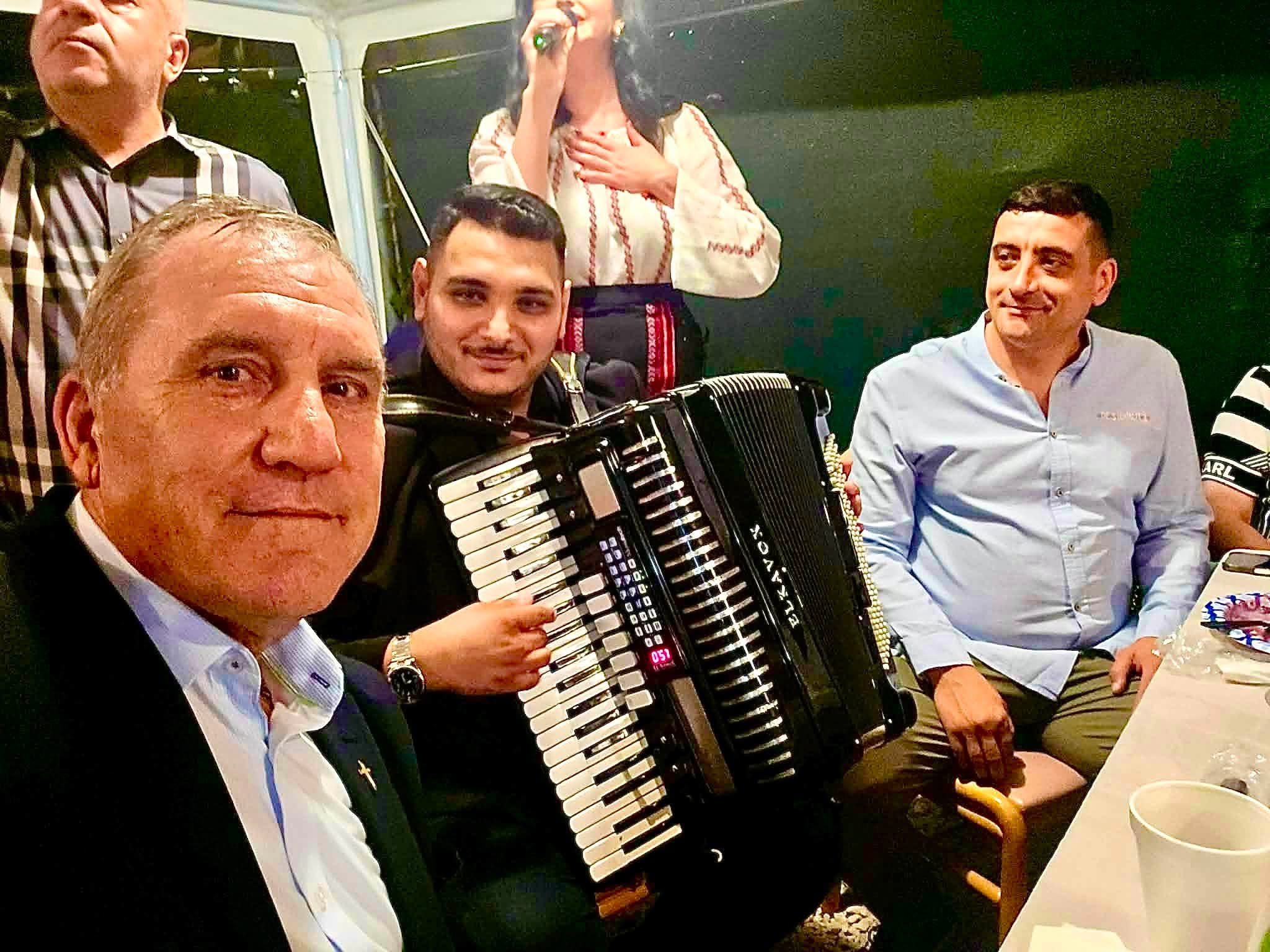 George Simion, fotografiat la o petrecere în Chicago cu un acuzat în Dosarul Mineriadei