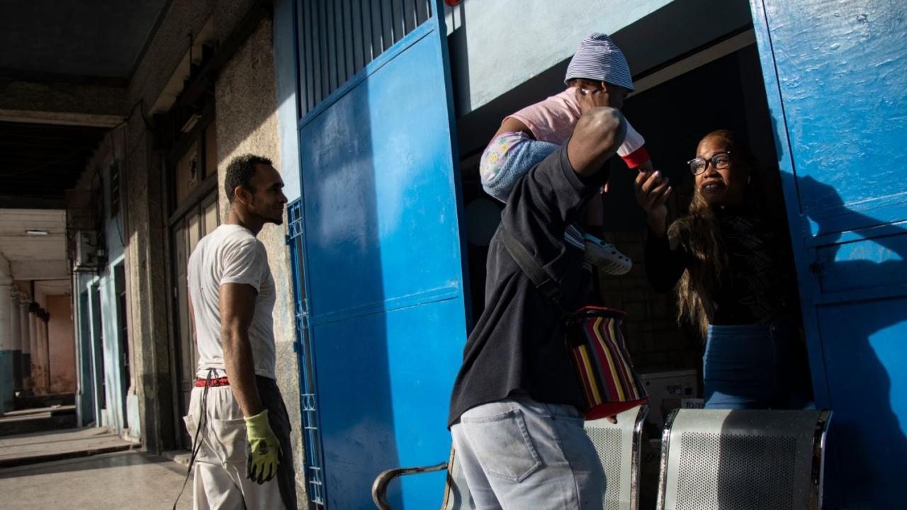 Hombre detenido en Holguín por agresión a niño de dos años, víctima en estado grave