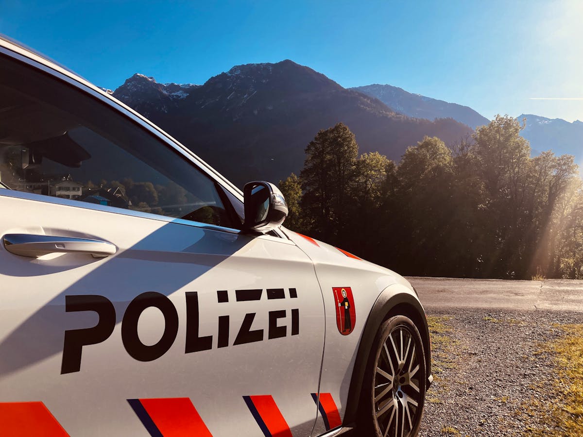 Grosseinsatz in Engi GL: 60-Jähriger in Gewahrsam, Waffen beschlagnahmt
