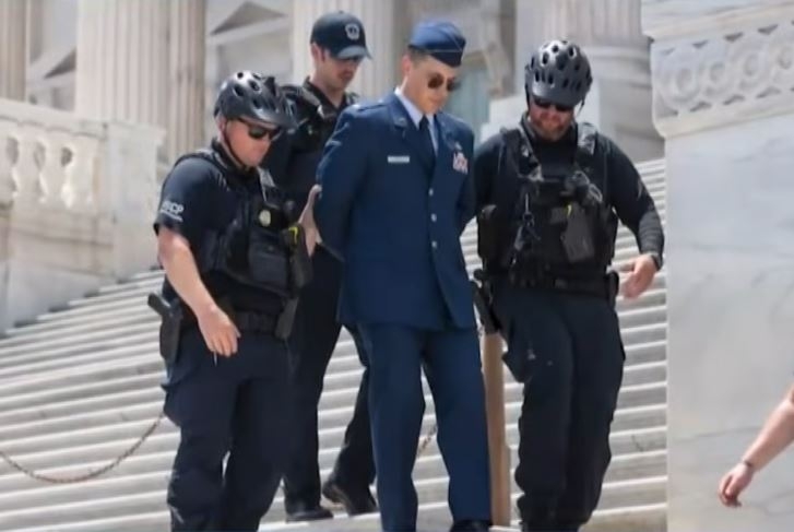 Maior al Forțelor Aeriene SUA, acuzat penal pentru critici la adresa lui Trump