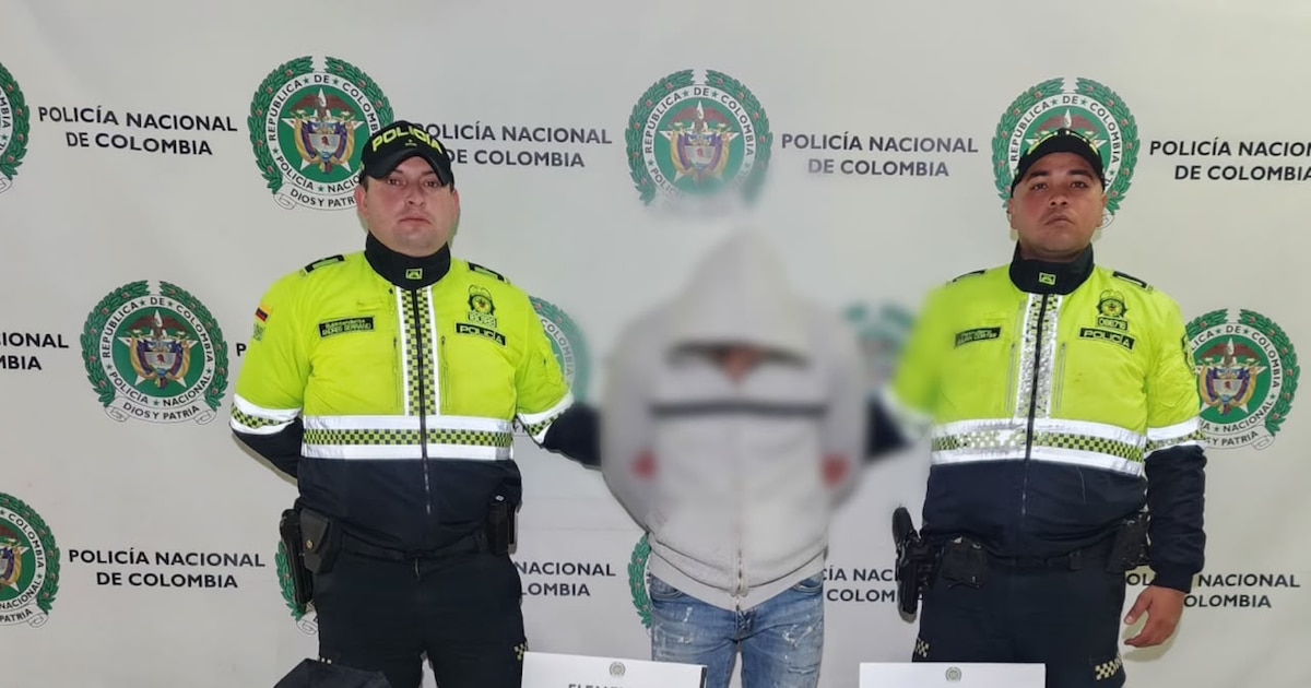 Hombre capturado en Puente Aranda con uniforme policial falso y revólver
