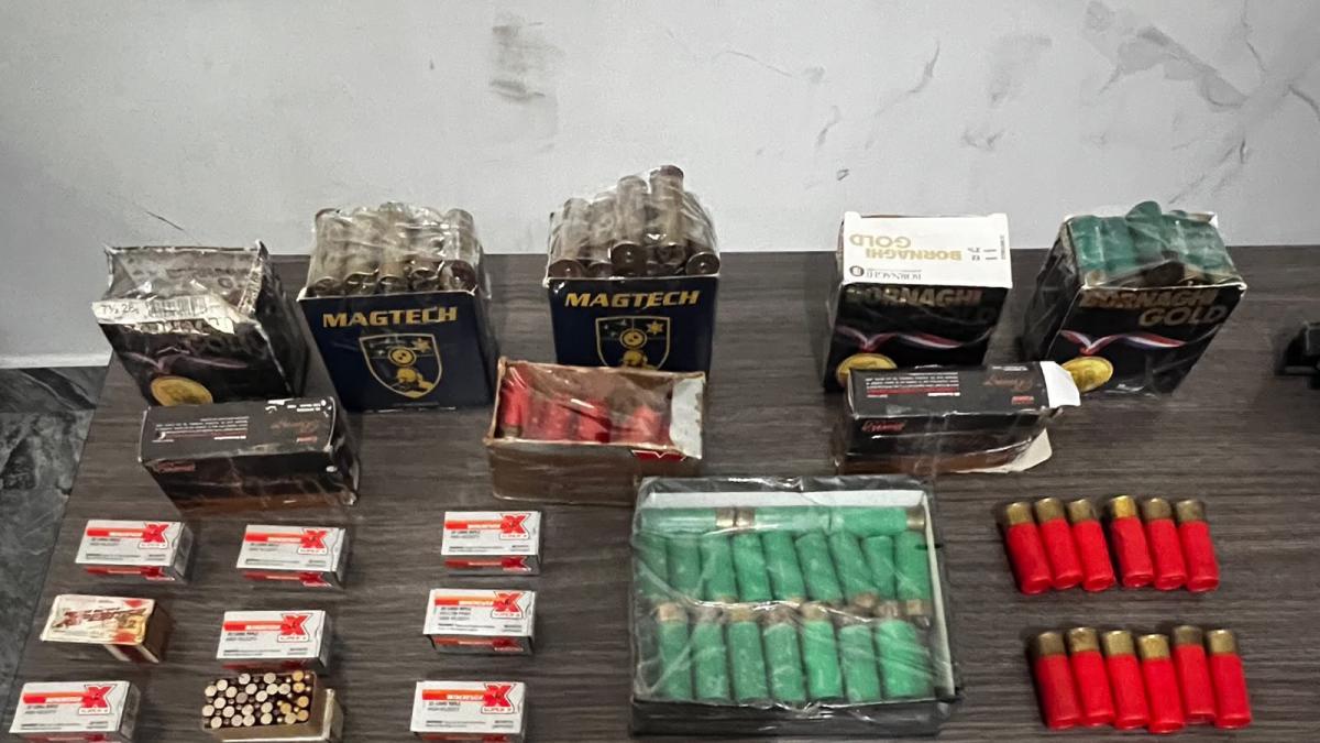 Arsenal de armas decomisado en vivienda de Urdesa, Guayaquil: 3 pistolas y 698 cartuchos