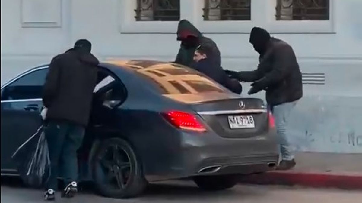 Asalto al BROU de Pando: cuatro ladrones armados se llevaron dinero en tres monedas