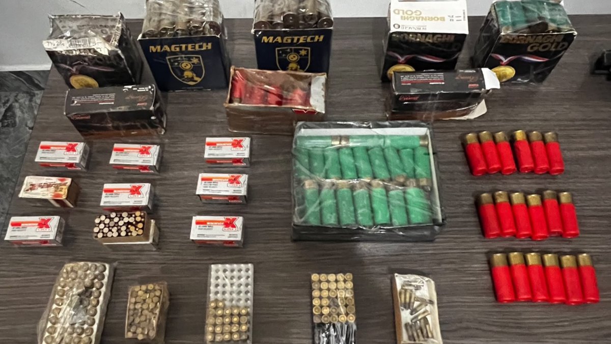 Decomiso de 698 cartuchos y tres pistolas en vivienda de Urdesa, Guayaquil