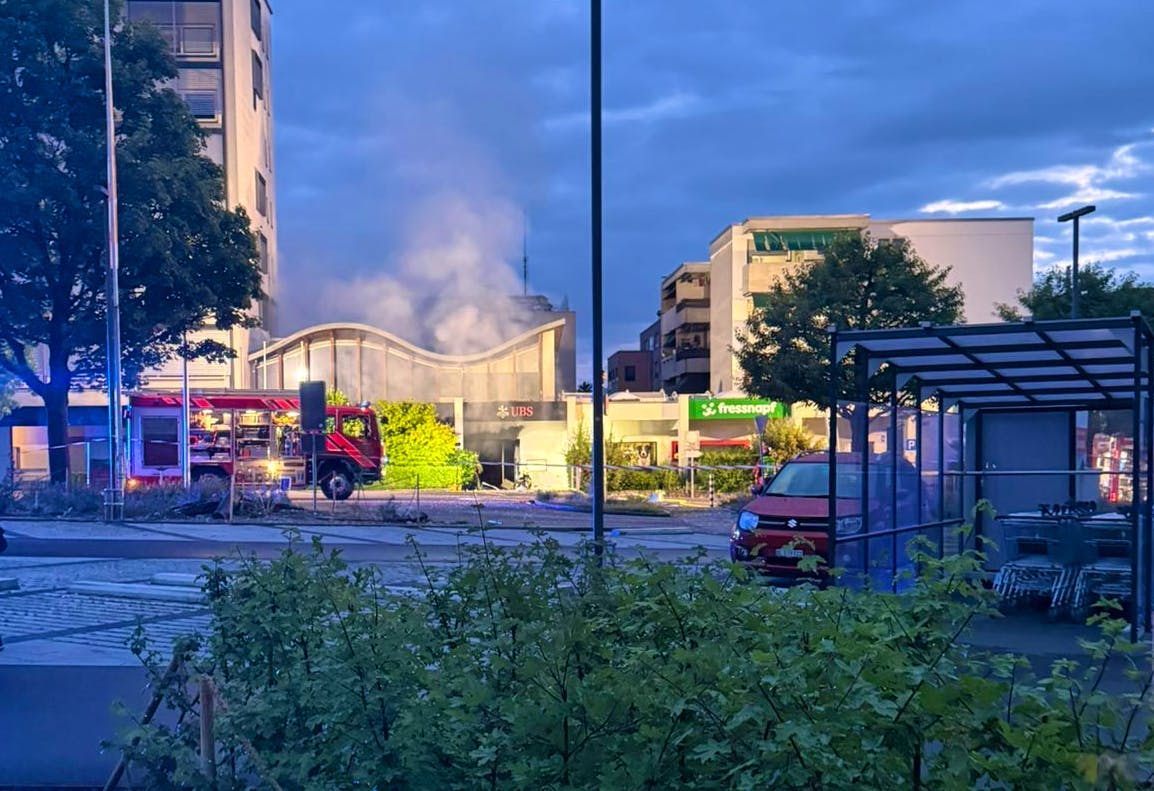 Geldautomatensprengung in Oberwil BL – Täter fliehen auf Motorrädern