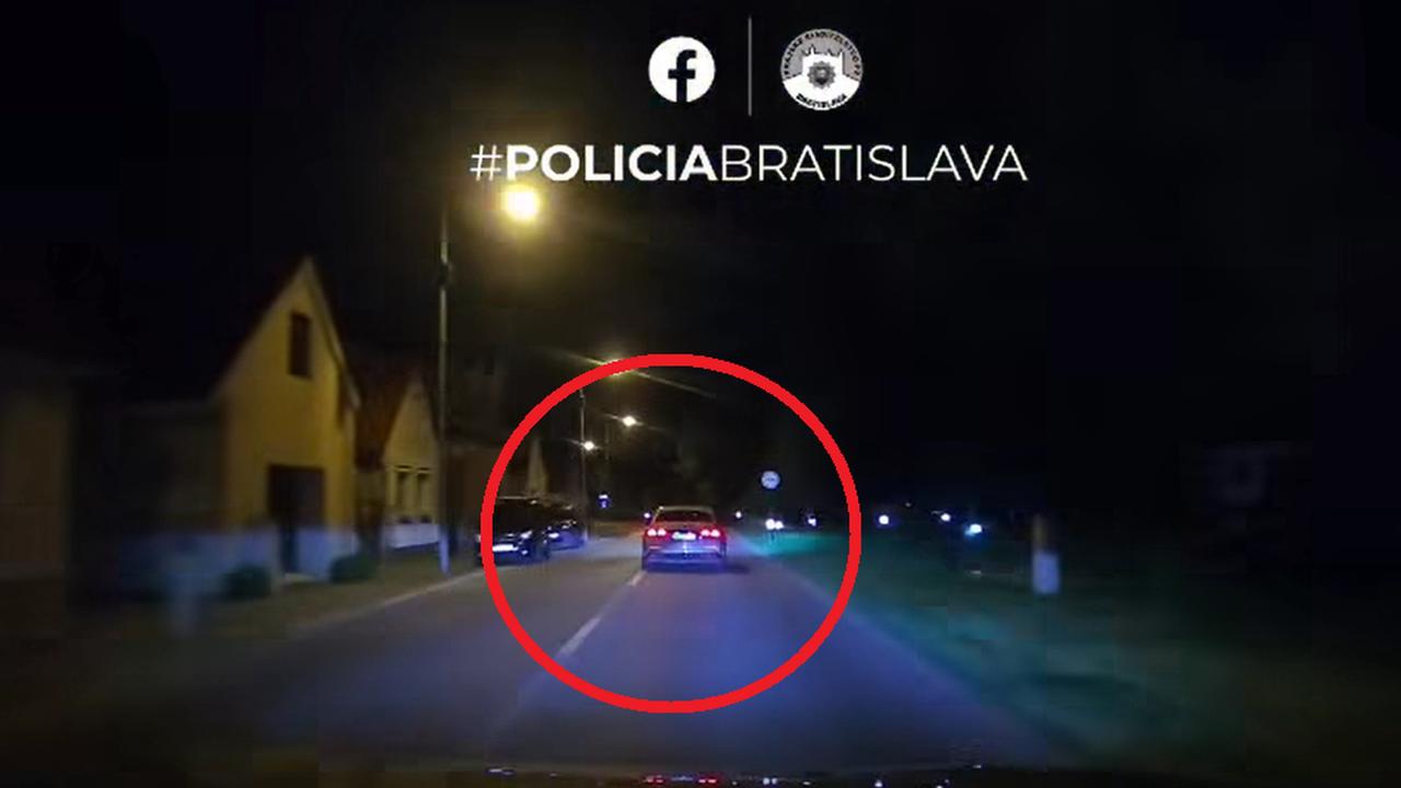 Devätnásťročný vodič ušiel policajtom na otcovom Mercedese v Pezinku, prišiel o vodičák