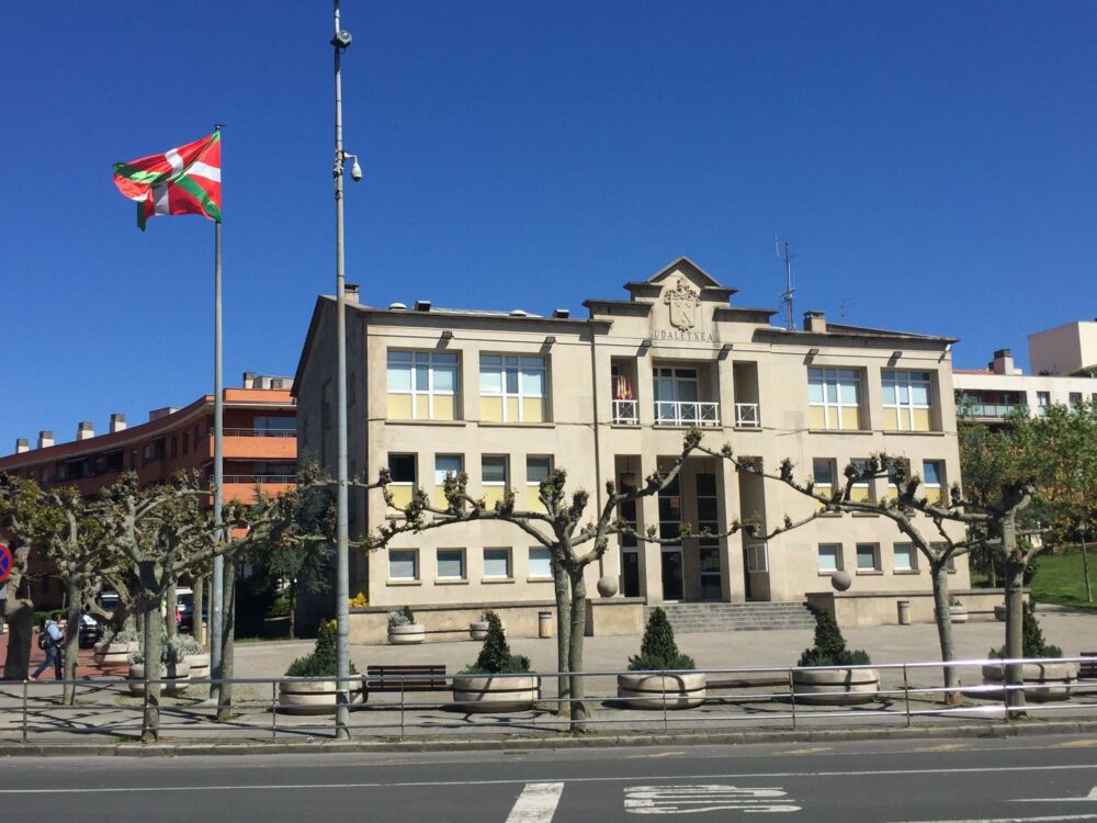 Un agente municipal de Sopela, arrestado y separado de su cargo