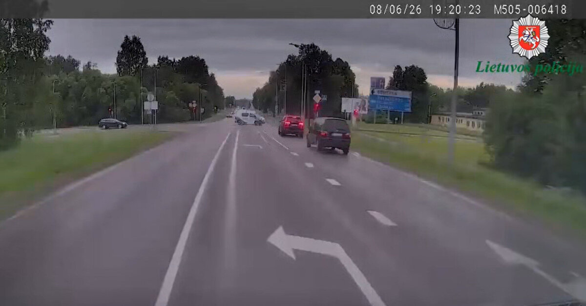 Utenoje per gaudynes migrantų vairuotojas rėžėsi į namo sieną