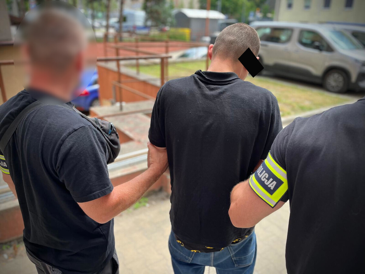 Agresor kopnął przechodzącą w głowę na łódzkim dworcu. Policja zatrzymała recydywistę