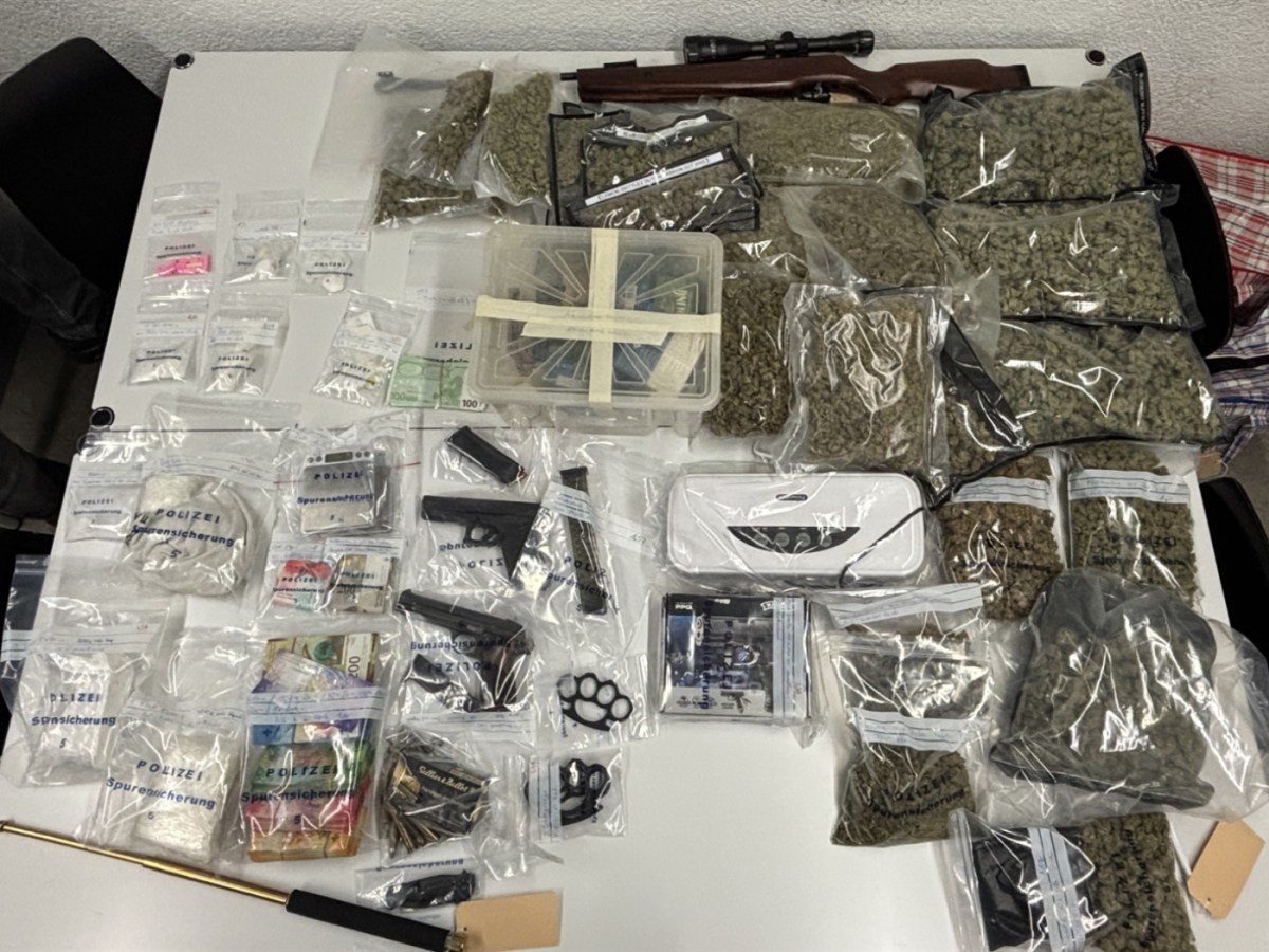 Hausdurchsuchung in Trimmis GR: Kokain, Waffen und 30'000 Franken sichergestellt