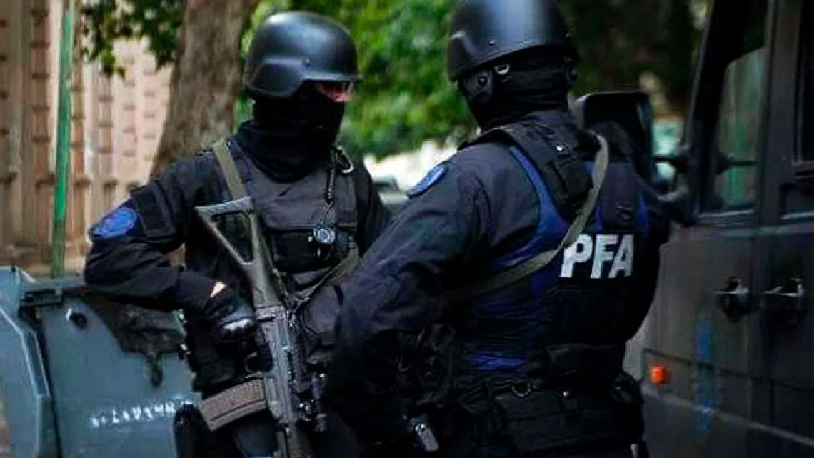 Dos policías federales imputados por robo y secuestro en allanamiento falso en Córdoba