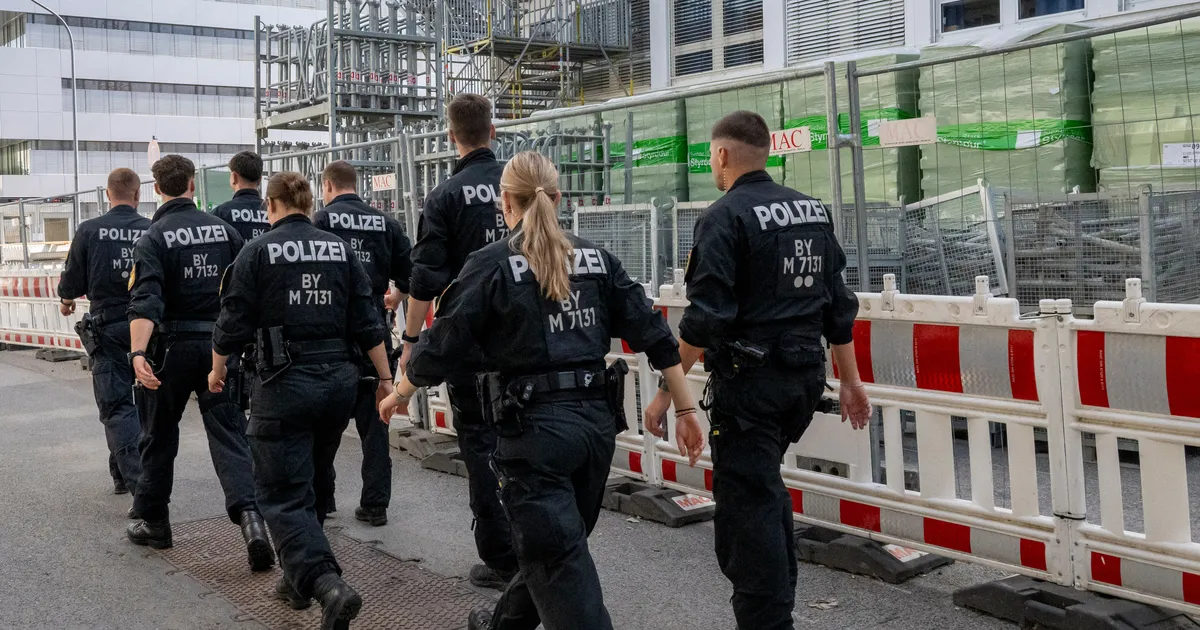 Brandvorrichtungen auf Rüstungsgebäude in München geworfen