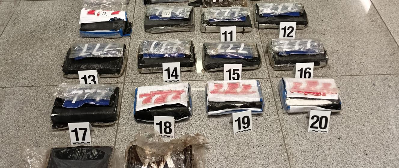 Celnicy z Warszawy przechwycili 25 kg kokainy wartej ponad 5 mln zł