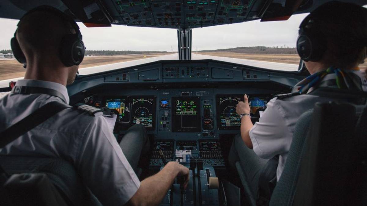 Air Canada pilot flew for 17 years without required captain's licence. Canadian police lay charges