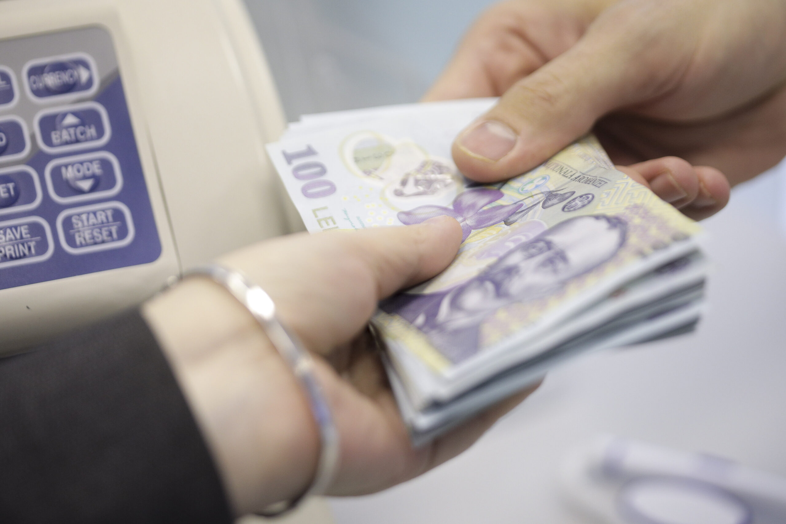 Funcționară din Constanța, reținută după ce a primit mită de 20.000 lei