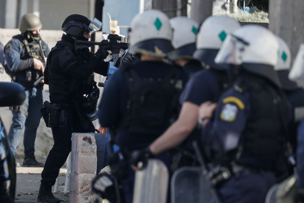 Οκτώ συλλήψεις σε αστυνομική επιχείρηση στην Αττική για ναρκωτικά και όπλα