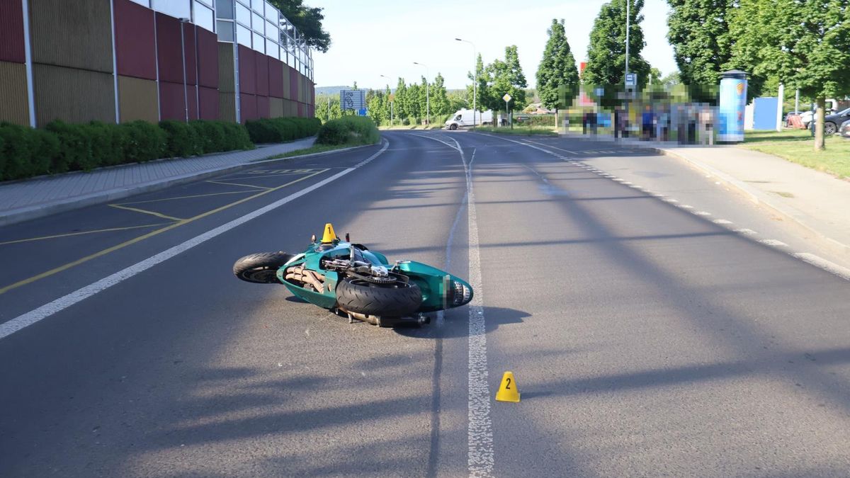 Policie hledá svědky srážky motorkáře s chodcem v Karlových Varech