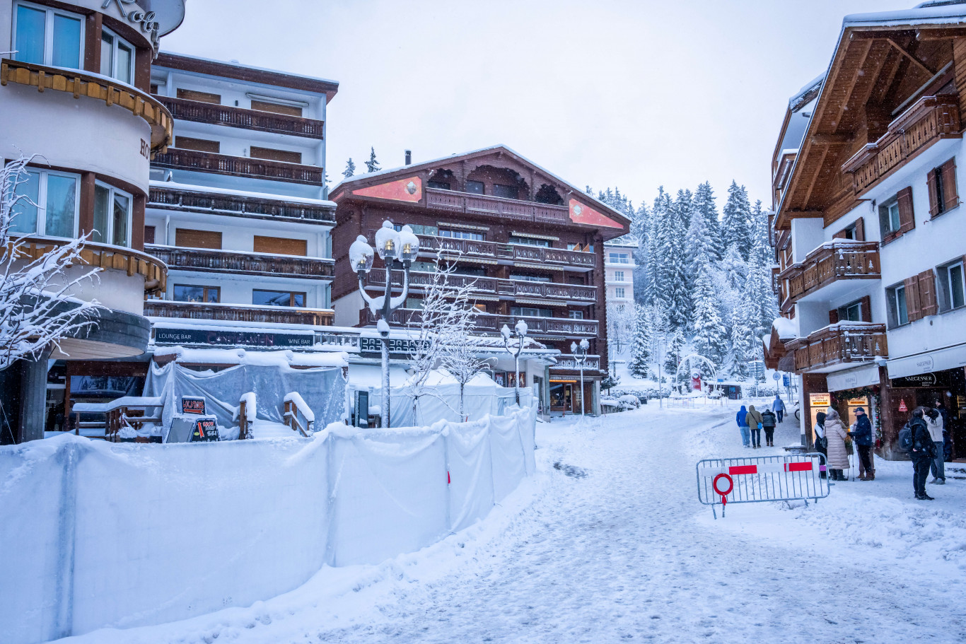 Les avocats des victimes de l'incendie de Crans-Montana réclament des charges plus lourdes