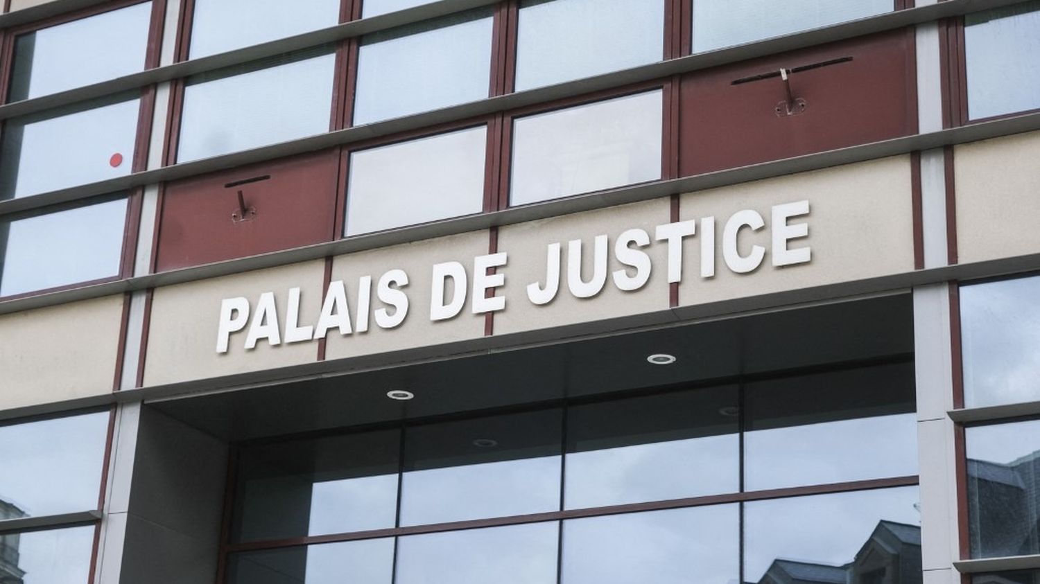 Une femme entre la vie et la mort après une agression au couteau à Laval