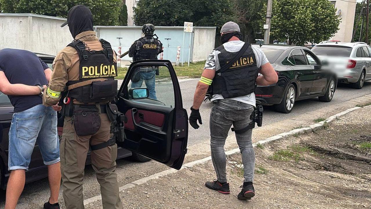 Štyria ľudia čelia obvineniu po protidrogovom zásahu Kuriér