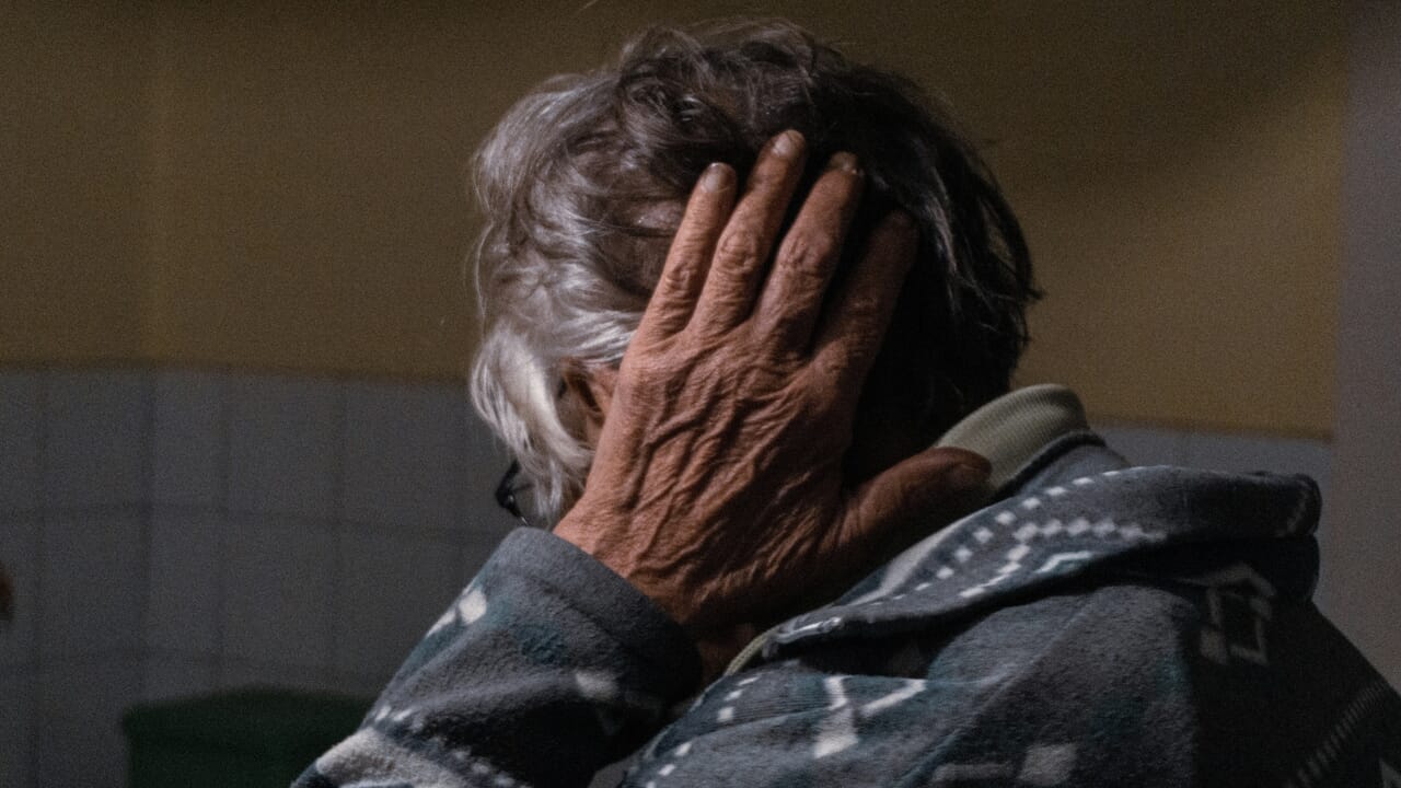 Tentato omicidio a Baldissero Torinese: cerca di soffocare la madre 77enne con un cuscino mentre dorme, arrestato