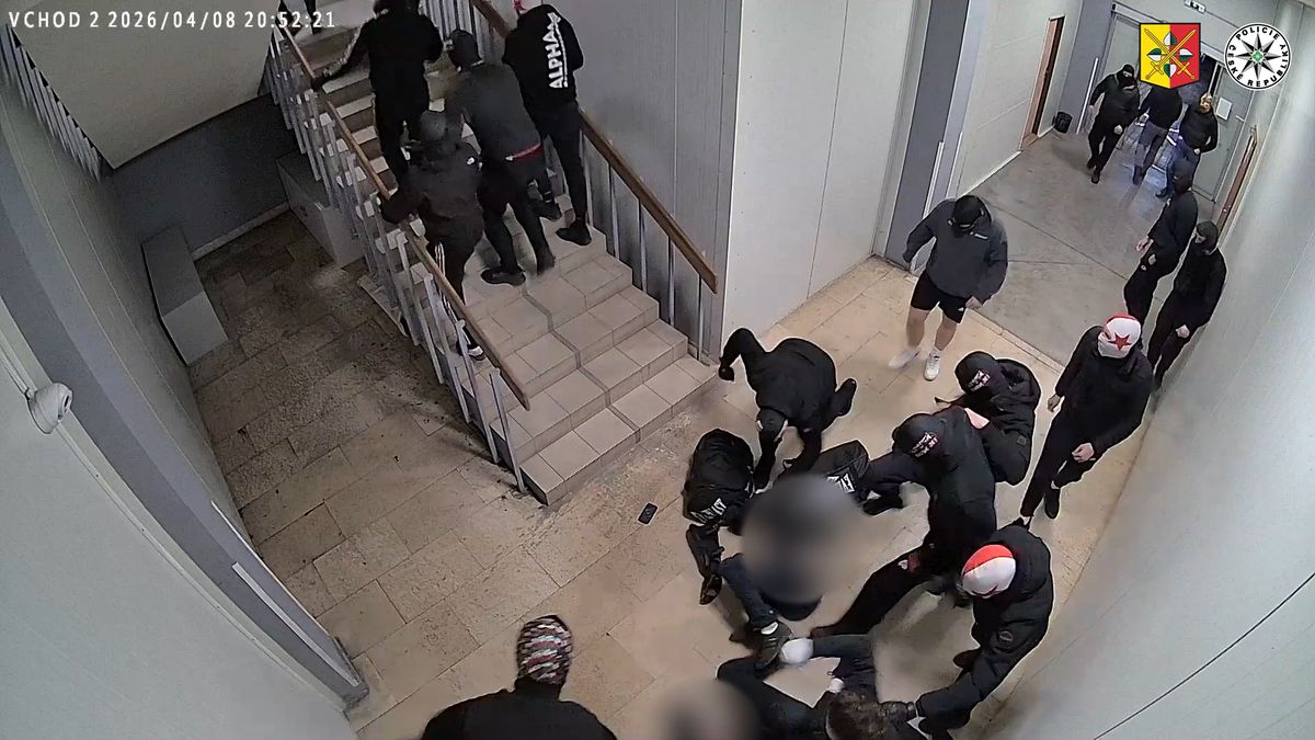 Pražští detektivové odhalili část maskovaných rváčů po surovém útoku na fanoušky