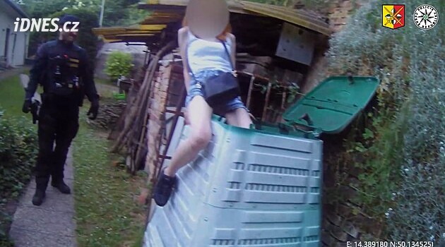 Žena se před policií ukryla v kompostéru, měla nastoupit do vězení