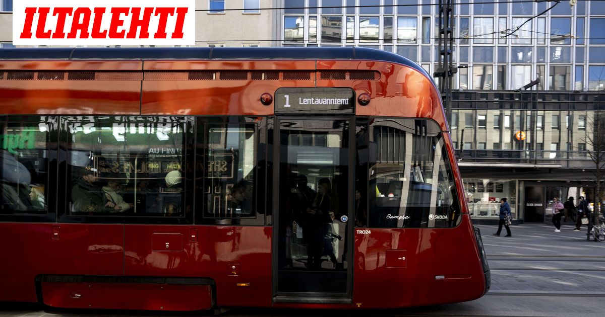 Nainen epäillään vanhuksen työntämisestä raitiovaunukiskoille Tampereella