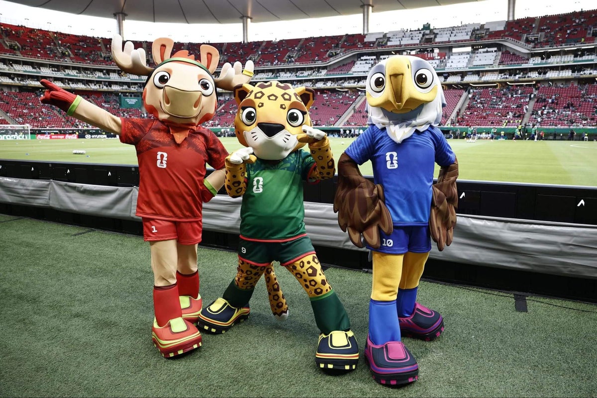 Policía de Lima realiza redada antidrogas disfrazada de mascotas del Mundial