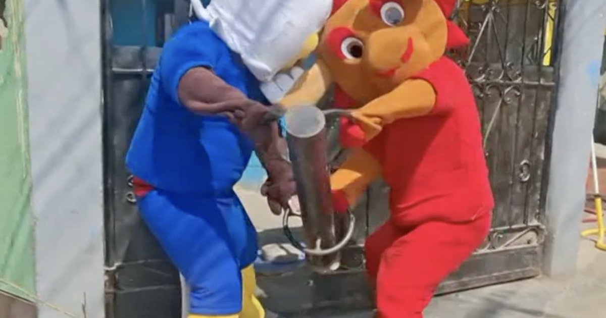 Agentes peruanos vestidos de personajes del Mundial detuvieron a un presunto vendedor de droga
