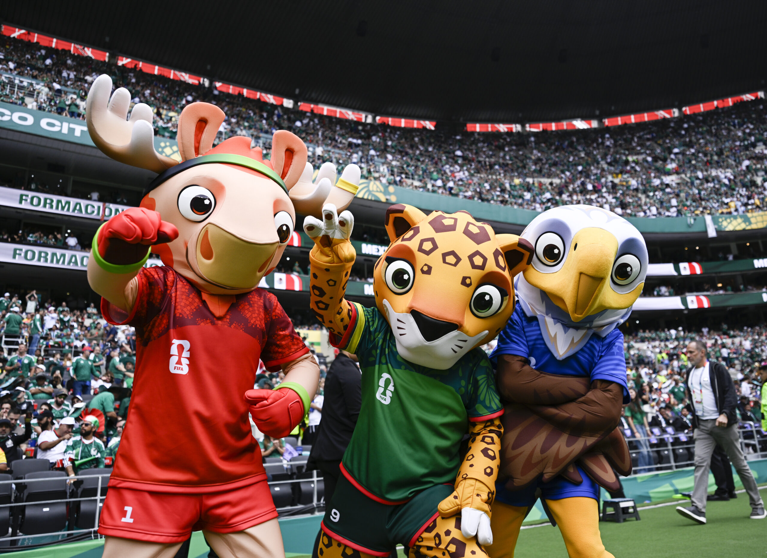 Policía peruana detiene a narcotraficante disfrazada de mascotas del Mundial