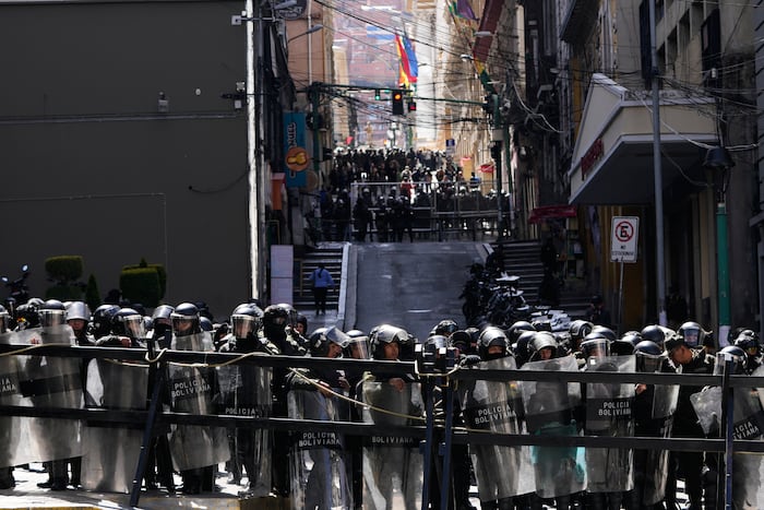 Disturbios en La Paz dejan saqueos y 90 detenidos tras choques entre manifestantes y fuerzas del orden