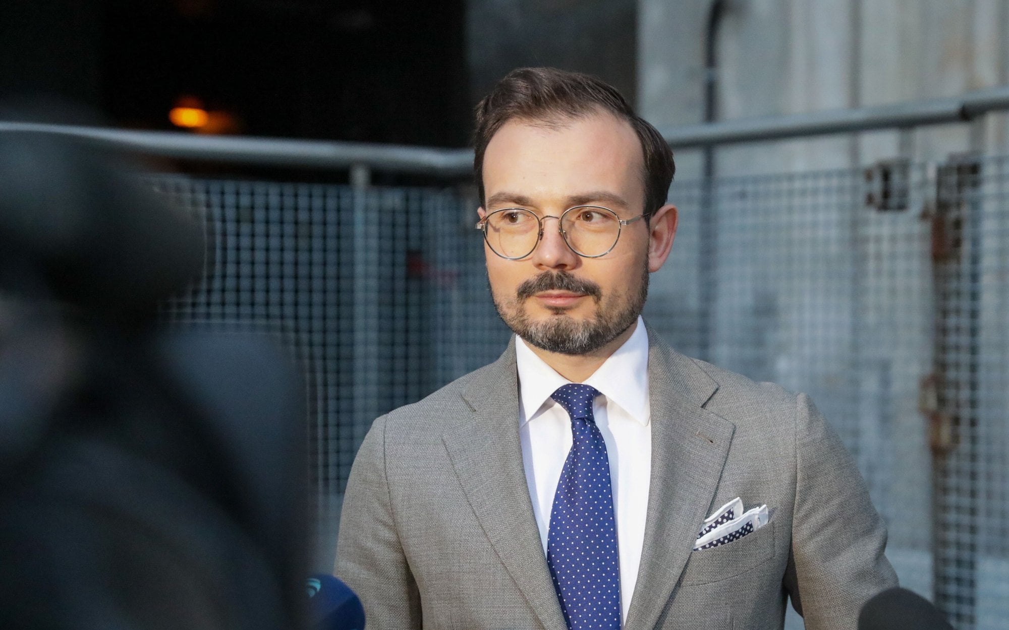 Warszawski adwokat zatrzymany za fałszywe alarmy bombowe i podszywanie się pod osoby publiczne