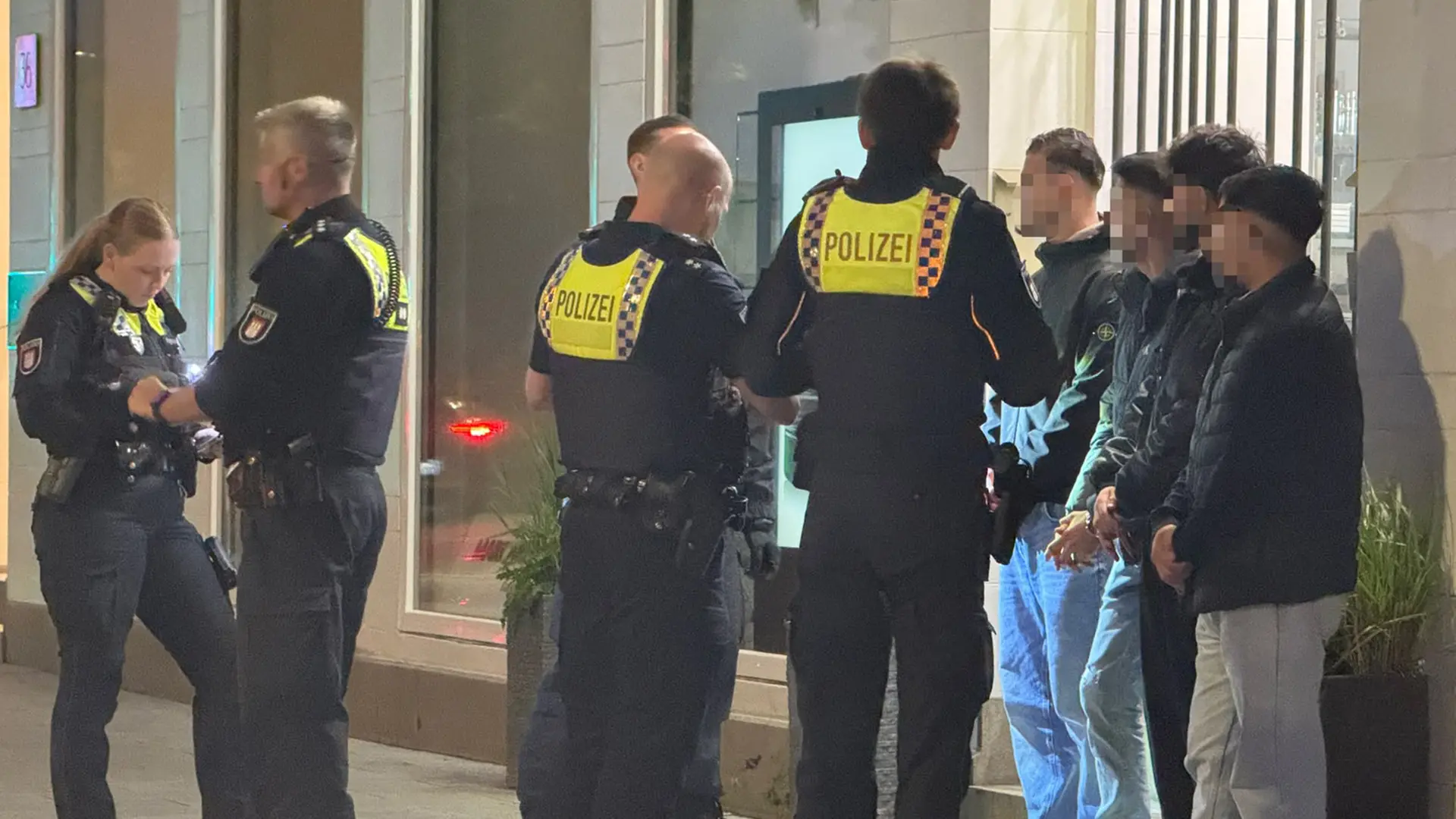 Massenschlägerei am Jungfernstieg in Hamburg – Polizei im Großeinsatz