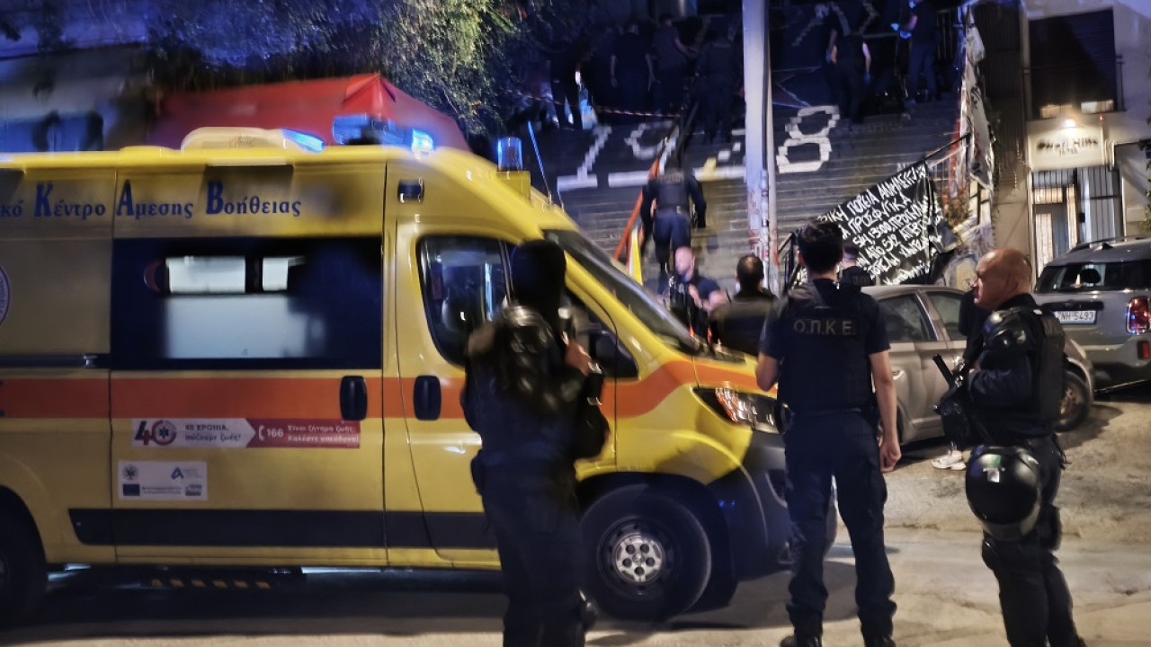 Δολοφονία στα Εξάρχεια: Νέες εικόνες από το σημείο – Ο σκύλος του θύματος δεν έφευγε από δίπλα του