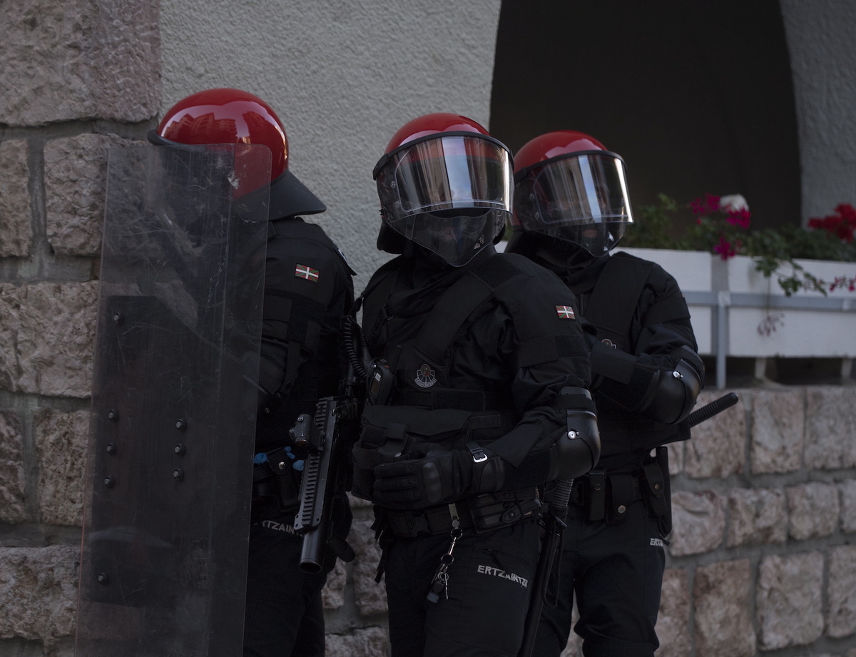 Dos hermanos detenidos tras disturbios con botellas contra la Ertzaintza en Etxebarri